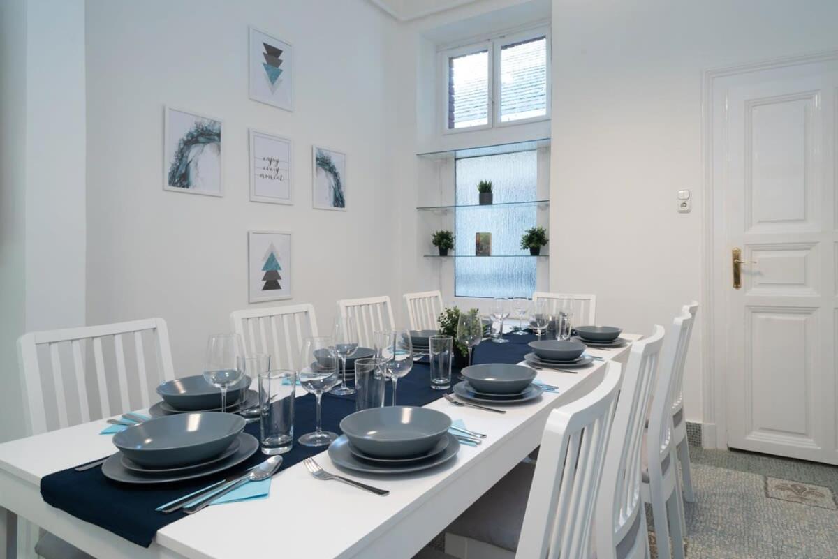 New Trendy At The Perfect Location Apartment