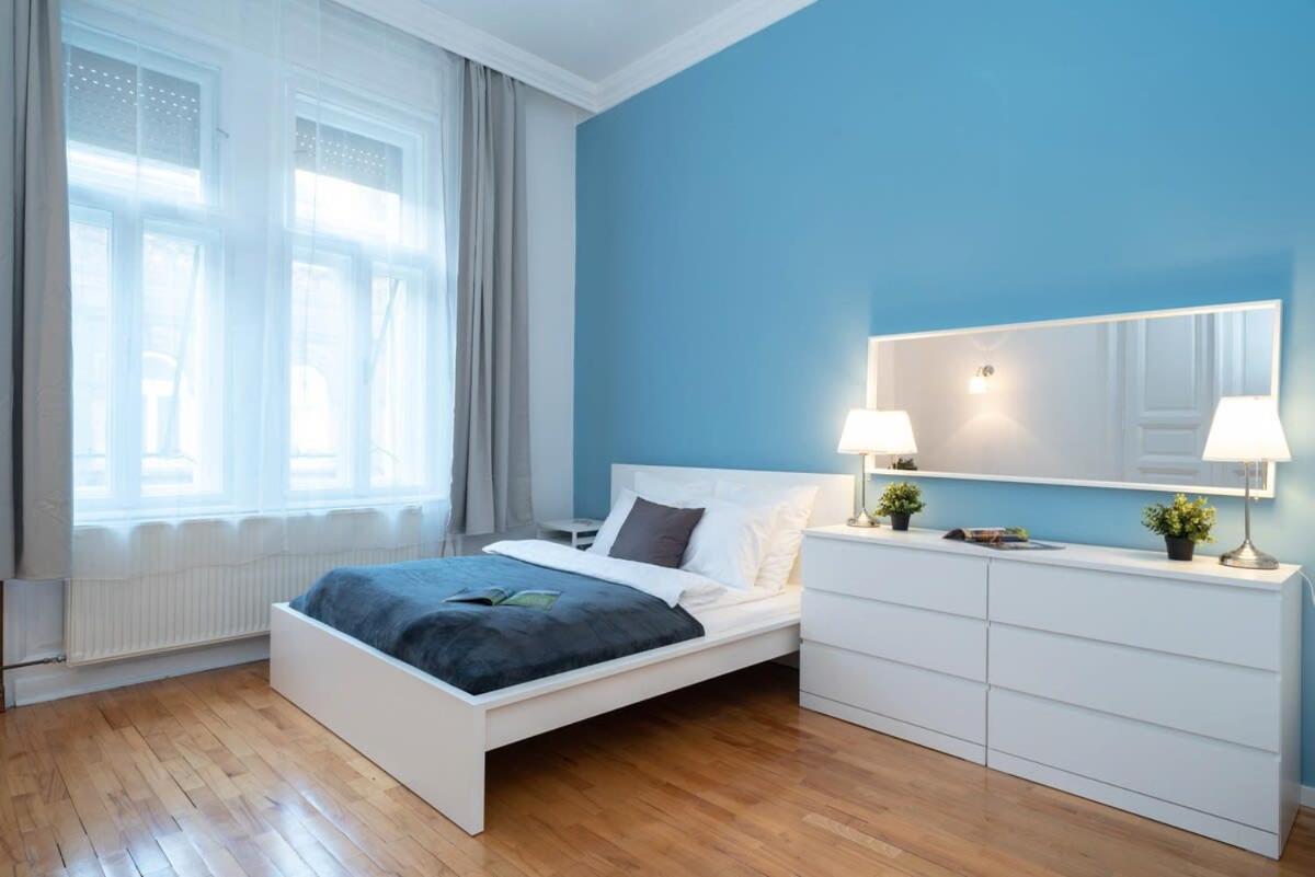 New Trendy At The Perfect Location Apartment