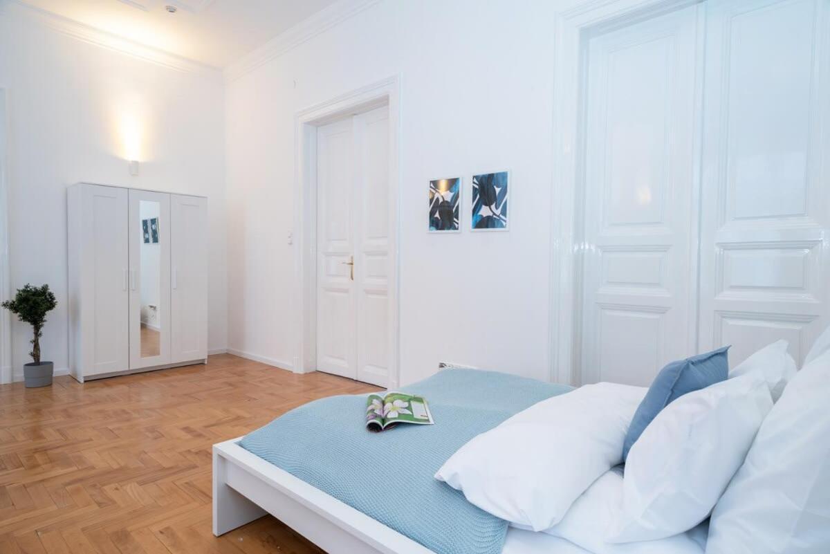 New Trendy At The Perfect Location Apartment *